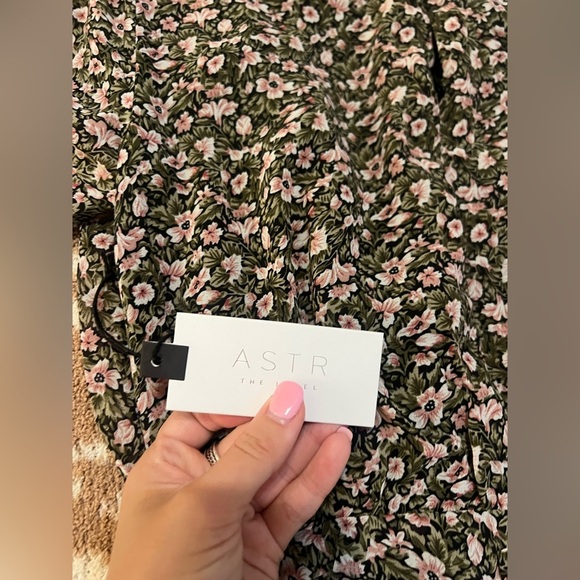 ASTR the Label Shirred Bottom Mini Dress Floral Short sleeve puff sleeve XS NWT - Picture 3 of 4